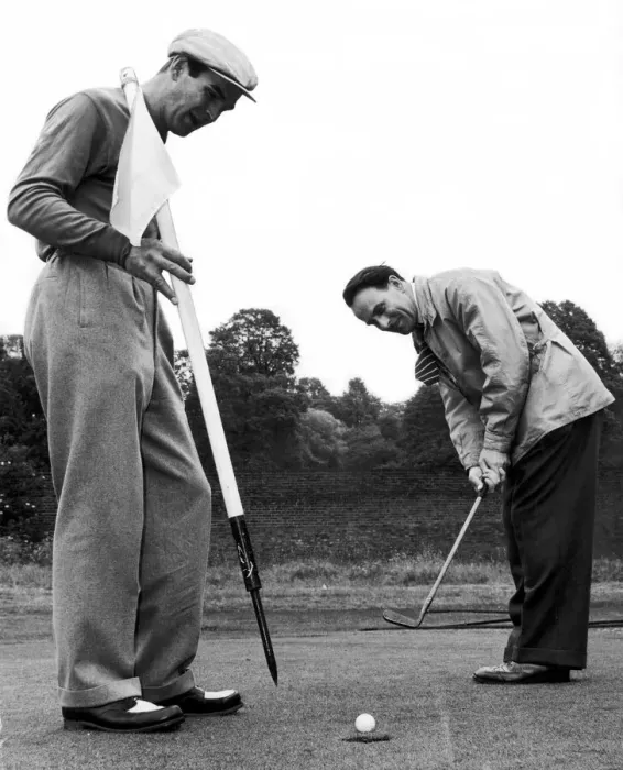 Framed Print : Birmingham Mail film critic Arthur Steele plays golf with Stanley Baker in Richmond