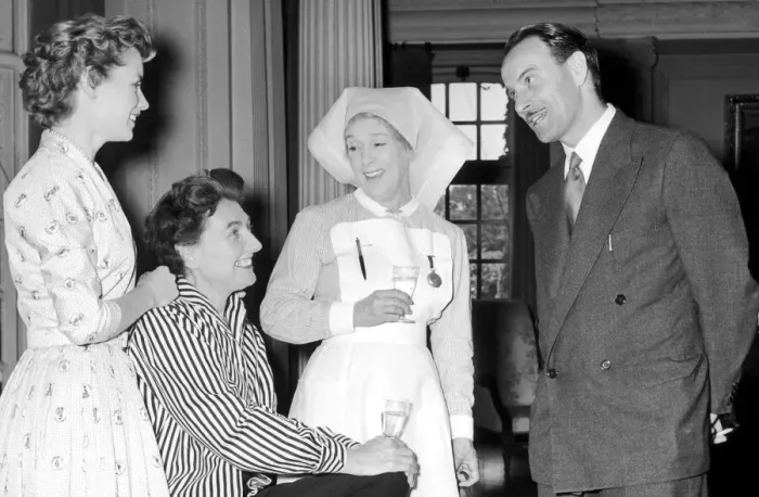 Framed Print : Birmingham Mail film critic Arthur Steele shares a joke with Muriel Pavlow Framed Print : Birmingham Mail film critic Arthur Steele shares a joke with Muriel Pavlow