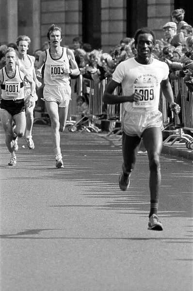 Birmingham Marathon, West Midlands. Sudans Omar Khalifa strides out past the Council