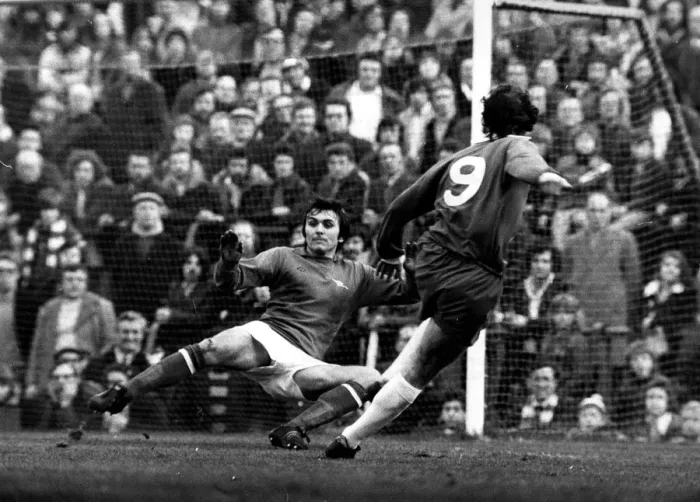 Framed Print : Birminghams Bob Hatton (right) fails to find a way past Arsenal goalkeeper Jimmy Framed Print : Birminghams Bob Hatton (right) fails to find a way past Arsenal goalkeeper Jimmy