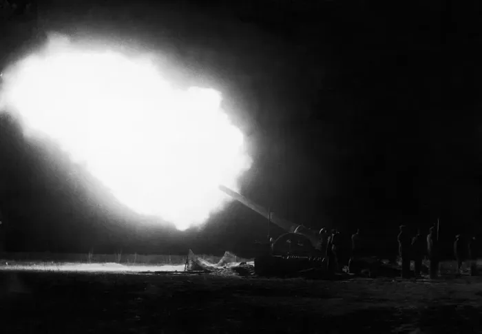 Framed Print : BL 6 inch Mk VII naval gun firing over the Canadian front line during the Battle of Vimy