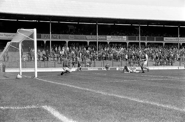 Blackburn Rovers 4 v. Newcastle United 1. Division 1 Football. May 1982 MF07-08-022