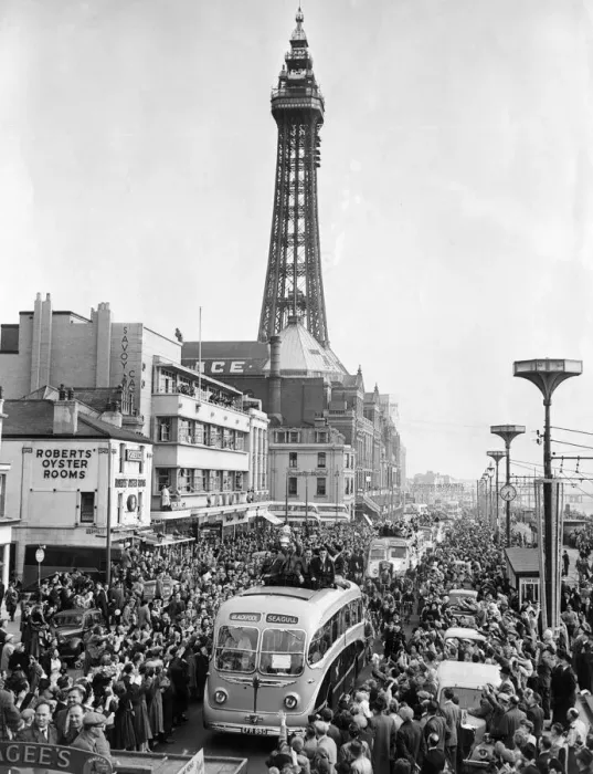 Framed Print : Blackpool arrive home with FA Cup. Coach passes along the promenade by the tower