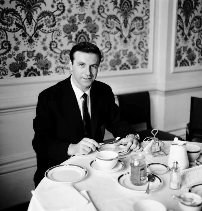 Framed Print : Blackpool & England player Jimmy Armfield at the Royal Victoria Hotel in Sheffield Framed Print : Blackpool & England player Jimmy Armfield at the Royal Victoria Hotel in Sheffield