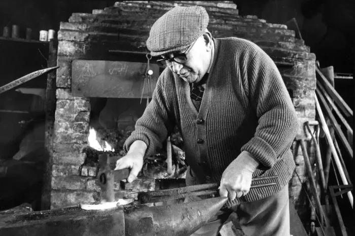 Framed Print : Blacksmith Robert Ormiston of Otterburn making horseshoes