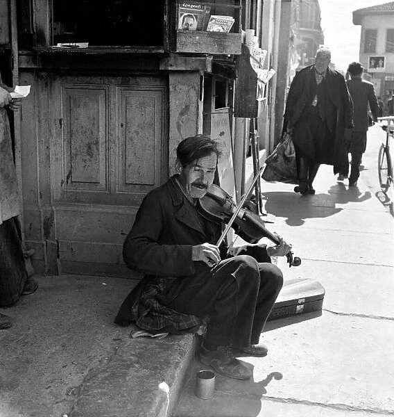 Blind Fiddler in a strategic position at the entrance of Ladies Bazaar. C1106-005