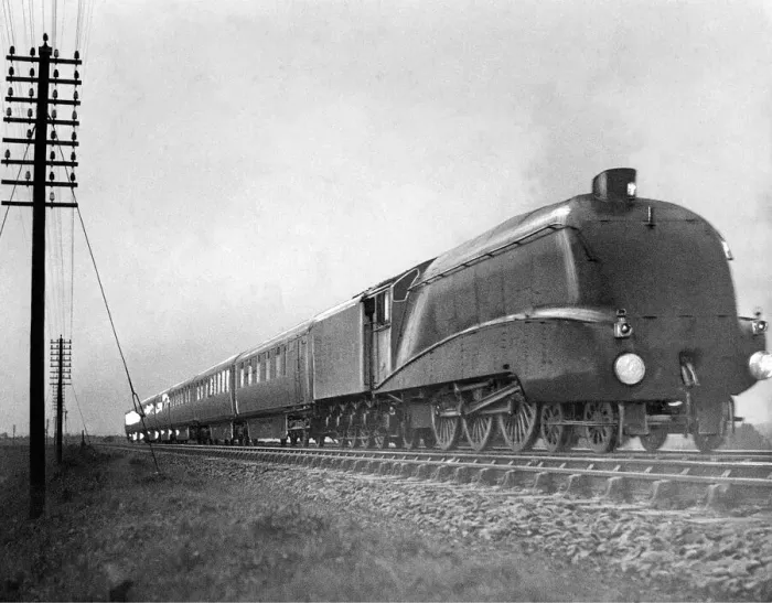 Framed Print : In a blinding rainstorm the Silver Jubilee engine Silver Link thunders along near