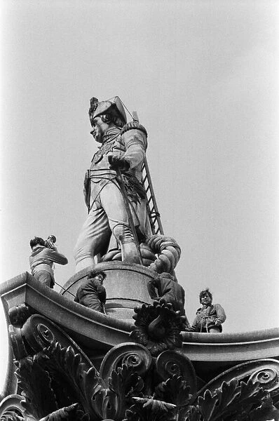 Blue Peters John Noakes, climbs to the top of Nelsons Column