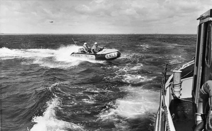 Framed Print : A Blyth Inshore D Class lifeboat (serial number D 210) heads towards the Blyth shore