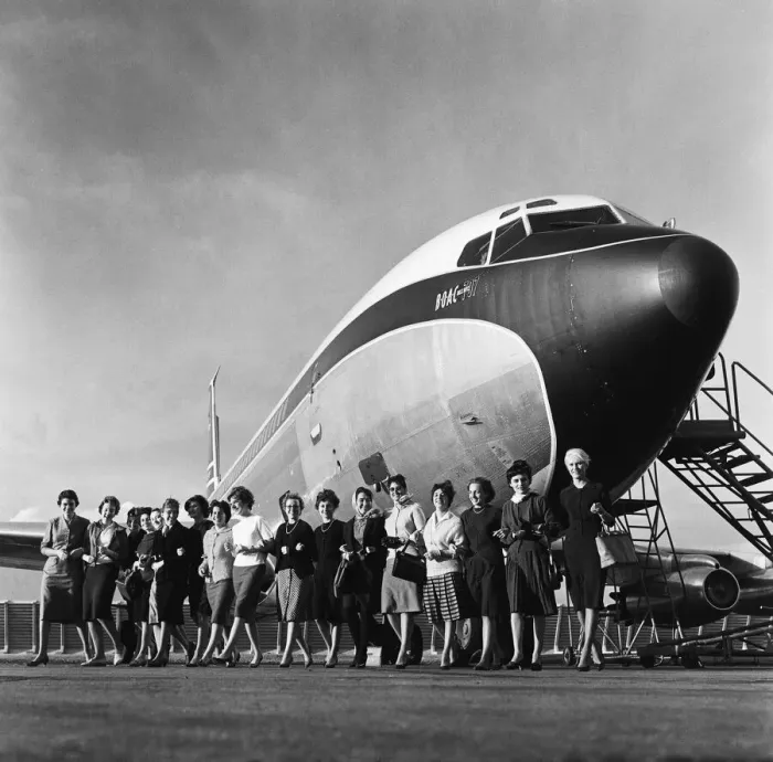 Framed Print : BOAC overseas secretarys visit London. 16th November 1960 Framed Print : BOAC overseas secretarys visit London. 16th November 1960