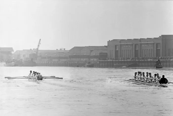 Framed Print : The Boat Race, Cambridge v Oxford. 1957. The race was held from the starting Framed Print : The Boat Race, Cambridge v Oxford. 1957. The race was held from the starting