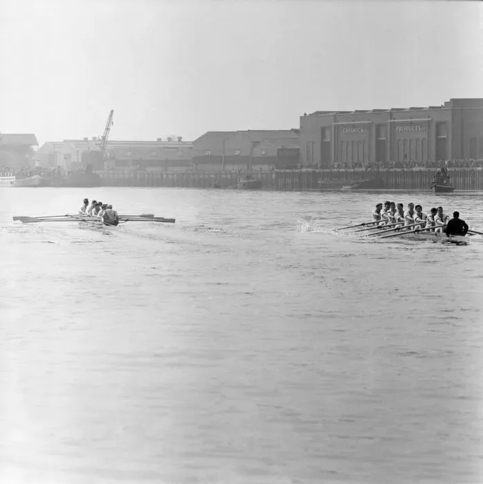 Framed Print : The Boat Race, Cambridge v Oxford. 1957. The race was held from the starting Framed Print : The Boat Race, Cambridge v Oxford. 1957. The race was held from the starting