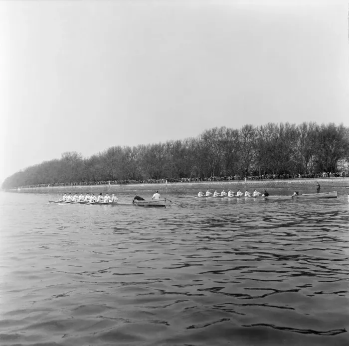 Framed Print : The Boat Race, Cambridge v Oxford. 1957. Pictured at the start of the race Framed Print : The Boat Race, Cambridge v Oxford. 1957. Pictured at the start of the race