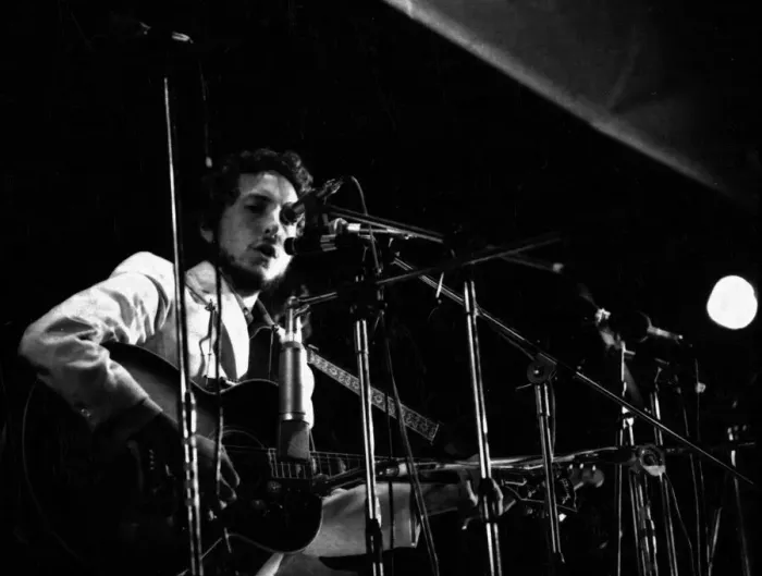 Framed Print : Bob Dylan performing at The Isle of Wight Festival. 30th August 1969