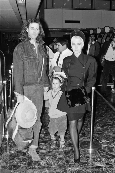 Framed Print : Bob Geldof and Paula Yates at LAP with their daughter Fifi Trixibelle. 30th November 1987 Framed Print : Bob Geldof and Paula Yates at LAP with their daughter Fifi Trixibelle. 30th November 1987