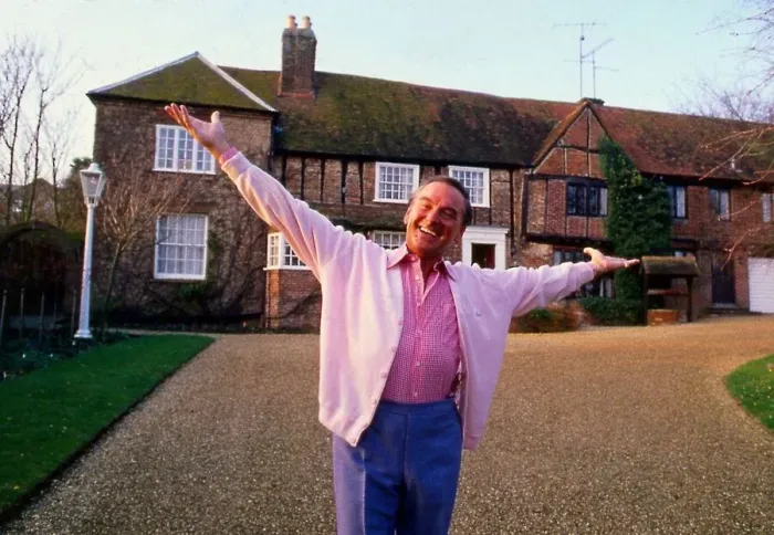 Framed Print : Bob Monkhouse outside house arms spread April 1989