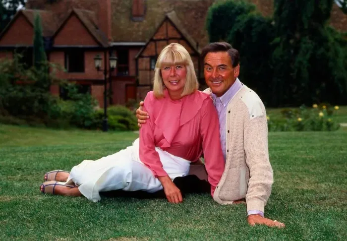 Framed Print : Bob Monkhouse with his wife Jackie September 1984 Framed Print : Bob Monkhouse with his wife Jackie September 1984