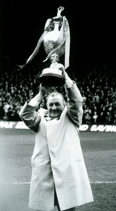 Framed Print : Bob Paisley ex Liverpool manager holding the League Champinship Trophy in 1983
