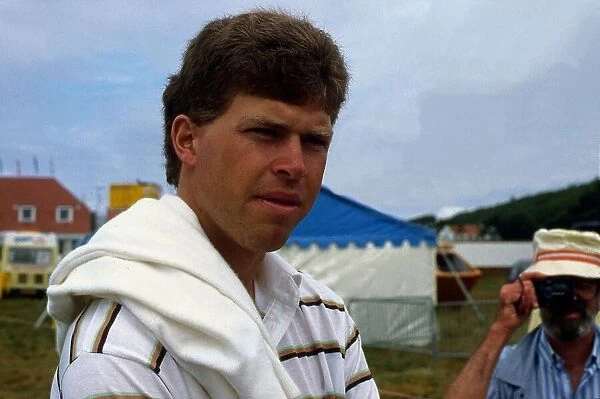 Bob Tway golfer getting picture taken July 1986