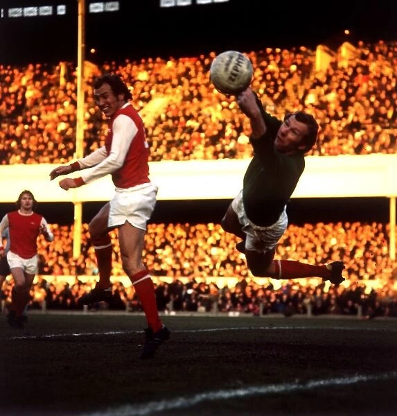 Bob Wilson Arsenal 1973 v Coventry football goalkeeper making save