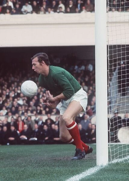 Bob Wilson Arsenal goalkeeper 1970 football catching ball Arsenal v Notts Forest