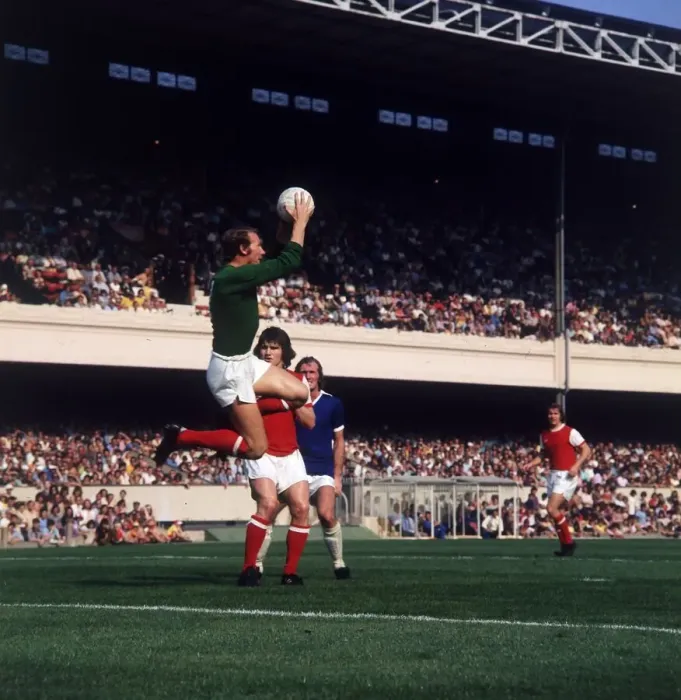 Framed Print : Bob Wilson Arsenal v Leiceester football goalkeeper