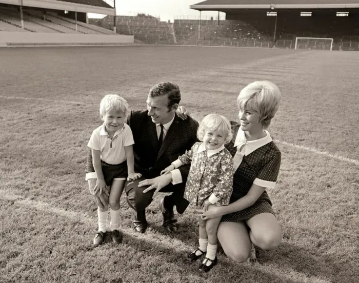 Framed Print : Bob Wilson and Children 1969 Arsenal Goalkeeper Football September 1969