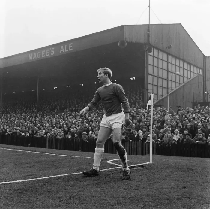 Framed Print : Bobby Charlton, pictured during the Bolton Wanderers verses Manchester United match Framed Print : Bobby Charlton, pictured during the Bolton Wanderers verses Manchester United match
