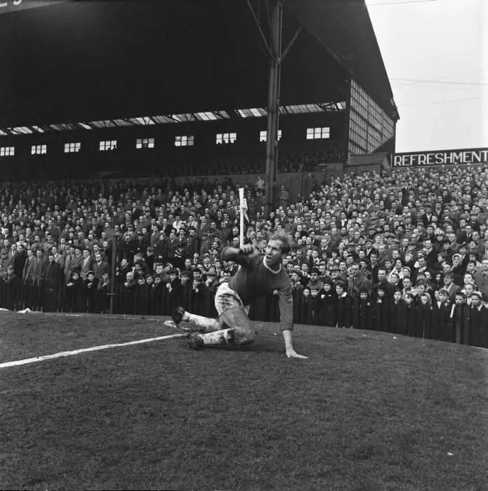 Framed Print : Bobby Charlton, pictured during the Bolton Wanderers verses Manchester United match Framed Print : Bobby Charlton, pictured during the Bolton Wanderers verses Manchester United match