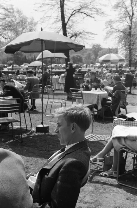 Framed Print : Bobby Charlton relaxes during interview in Hyde Park, London Framed Print : Bobby Charlton relaxes during interview in Hyde Park, London
