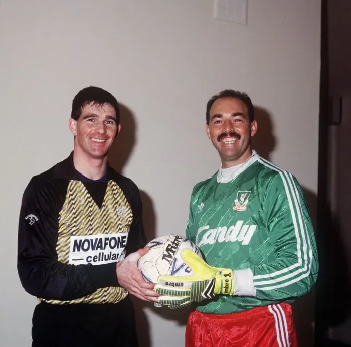 Framed Print : Bobby Geddes with Bruce Grobbelaar February 1989 Framed Print : Bobby Geddes with Bruce Grobbelaar February 1989