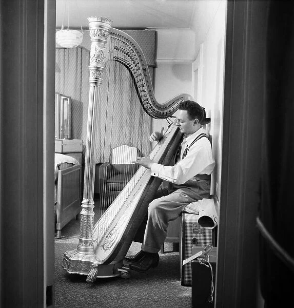 Bobby Maxwell age 29 is hot harpist from New York arrived in London withhis Harp worth