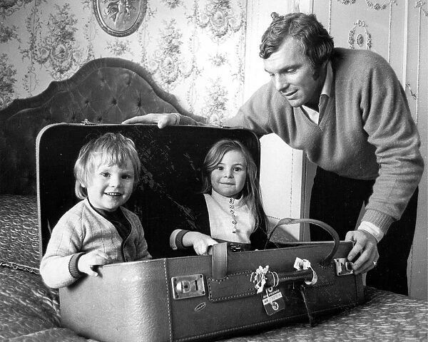 BOBBY MOORE, ENGLAND SKIPPER, WITH HIS CHILDREN DEAN AND ROBERTA - 4TH MAY 1970