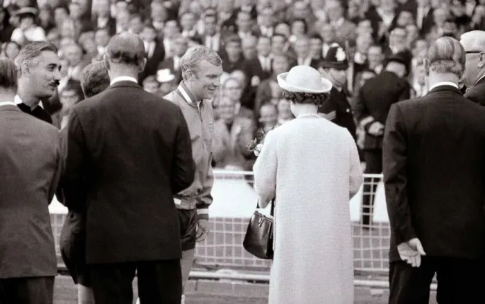 Framed Print : Bobby Moore presents the England team to the Queen Elizabeth II World Cup Framed Print : Bobby Moore presents the England team to the Queen Elizabeth II World Cup