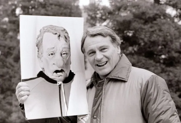 Framed Print : Bobby Robson England manager pictured with a photograph of his spitting image puppet Framed Print : Bobby Robson England manager pictured with a photograph of his spitting image puppet