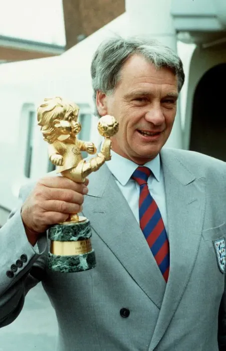 Framed Print : Bobby Robson former England Manager, pictured after being presented with FIFA Framed Print : Bobby Robson former England Manager, pictured after being presented with FIFA
