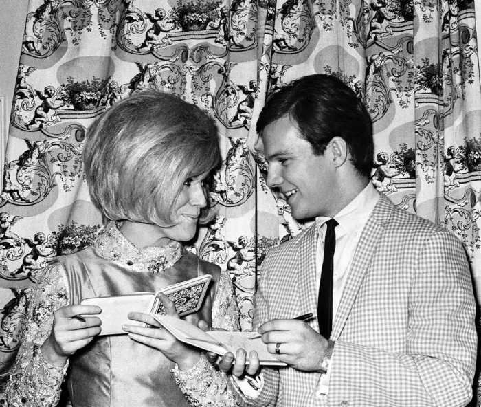 Framed Print : Bobby Vee and Dusty Springfield exchange autographs during the interval of their one