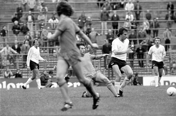 Bolton Wanderers 0 v. Oldham 2. Division two football September 1981 MF03-13-012
