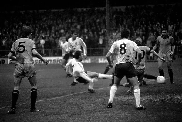 Bolton Wanderers 3 v. Cambridge United 4. Division 2 Football. October 1981 MF04-05-034