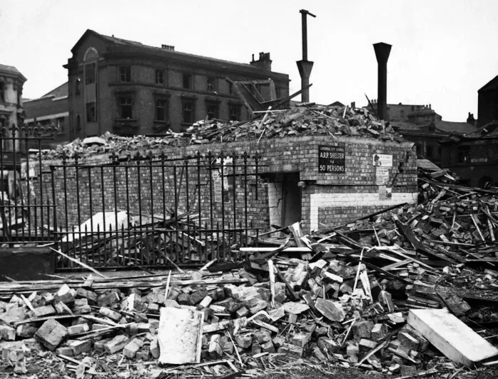 Framed Print : Bomb damage in Liverpool during the Second World War. A street surface shelter which