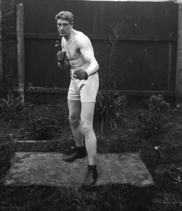 Framed Print : Bombardier Billy Wells poses for the Daily Mirror prior to his fight against Gunner Moir