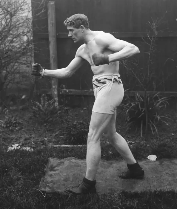 Framed Print : Bombardier Billy Wells poses for the Daily Mirror prior to his fight against Gunner Moir