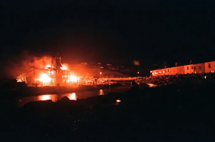 Framed Print : Bonfire Night, Skinningrove, North Yorkshire, England, Wednesday 5th November 1997 Framed Print : Bonfire Night, Skinningrove, North Yorkshire, England, Wednesday 5th November 1997