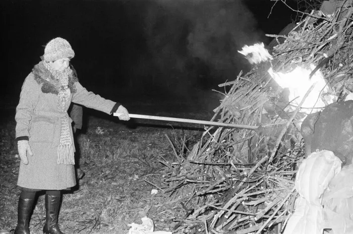 Framed Print : Bonfire Night at Waterloo Meadows park, Reading, Berkshire, November 1980