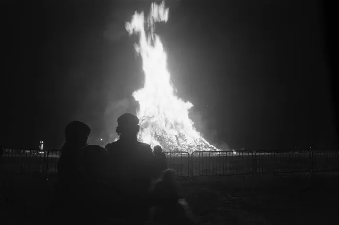 Framed Print : Bonfire at Pype Hayes park in Birmingham. 5th November 1981 Framed Print : Bonfire at Pype Hayes park in Birmingham. 5th November 1981