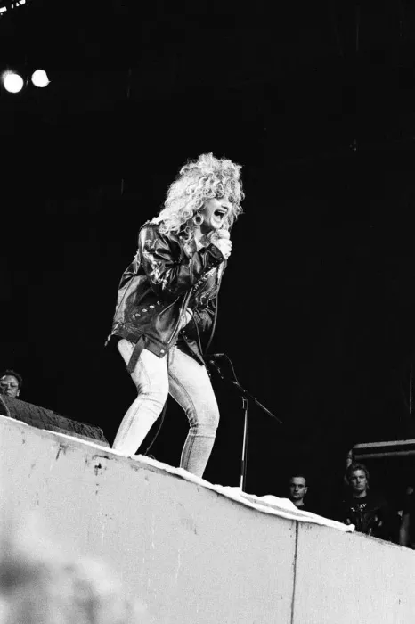 Framed Print : Bonnie Tyler (real name Gaynor Hopkins) appearing at The Reading Festival Framed Print : Bonnie Tyler (real name Gaynor Hopkins) appearing at The Reading Festival