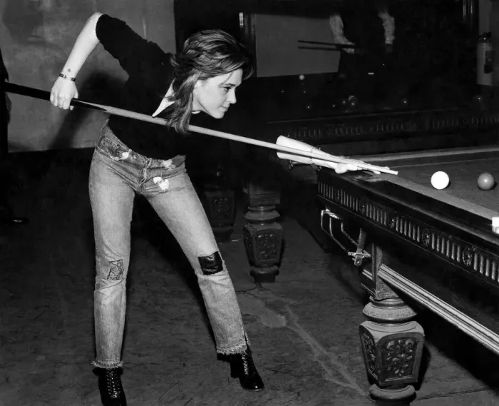 Framed Print : Boogie band leader and singer  /  guitarist Suzie Quatro, pictured playing snooker