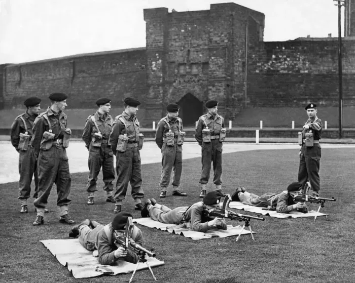 Framed Print : Some of the Border Regiment having Bren gun practice in the historic Carlisle Castle
