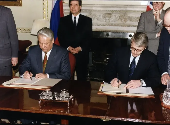 Framed Print : Boris Yeltsin Russian President and John Major British Prime Minister sign a Memorandum