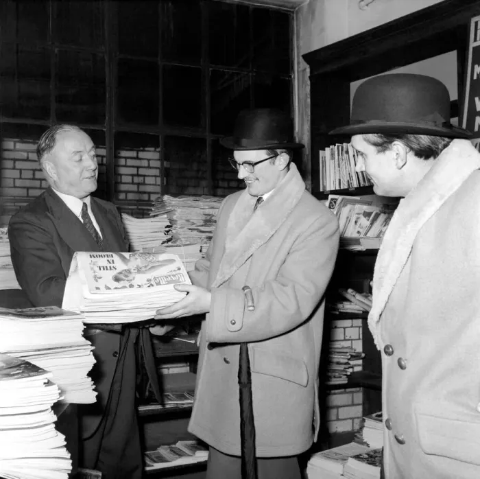 Framed Print : Bowler hatted gentleman paper boys. Tom Hofferton and Stan Stevens. 1966 A569-004